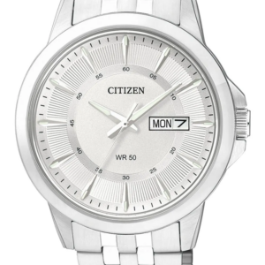 Zilver rond analoog Citizen horloge met dag- en datumaanduiding op witte achtergrond.