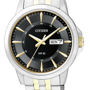 Zilver met goud en zwart rond Citizen horloge met dag- en datumaanduiding op witte achtergrond.
