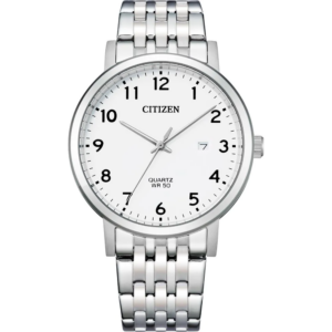 Zilver met wit rond analoog quartz Citizen horloge met datumaanduiding op witte achtergrond.