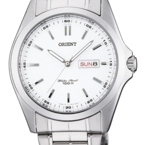 Zilver met wit analoog rond Orient horloge met dag- en datumaanduiding op witte achtergrond.