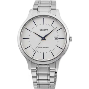 Zilver met wit analoog rond Orient horloge met datumaanduiding op witte achtergrond.