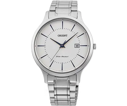 Zilver met wit analoog rond Orient horloge met datumaanduiding op witte achtergrond.