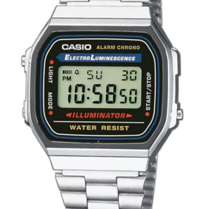 Zilver vierkant digitaal Casio horloge op witte achtergrond.