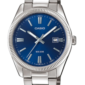 Zilver met blauw analoog rond Casio horloge met datumaanduiding op witte achtergrond.