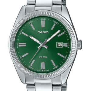 Zilver met groen analoog rond Casio horloge met datumaanduiding op witte achtergrond.