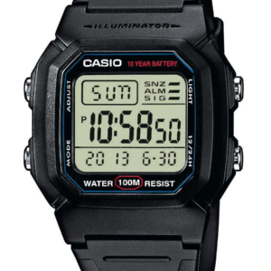 Zwart vierkant digitaal kunststof Casio horloge op witte achtergrond.